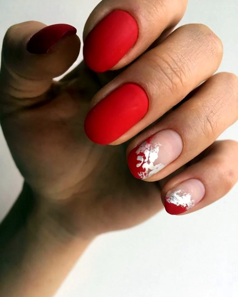 Красный маникюр на короткие ногти