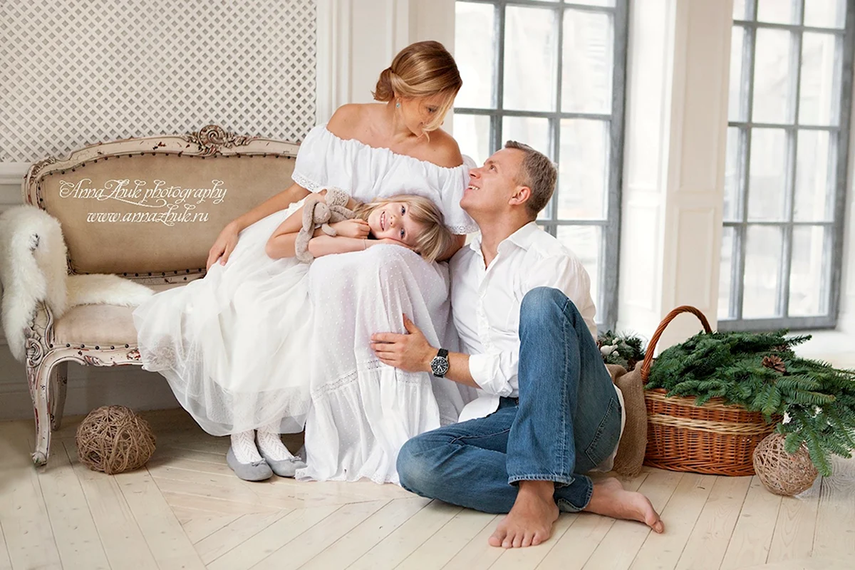 Фотосессия беременной с семьей в студии