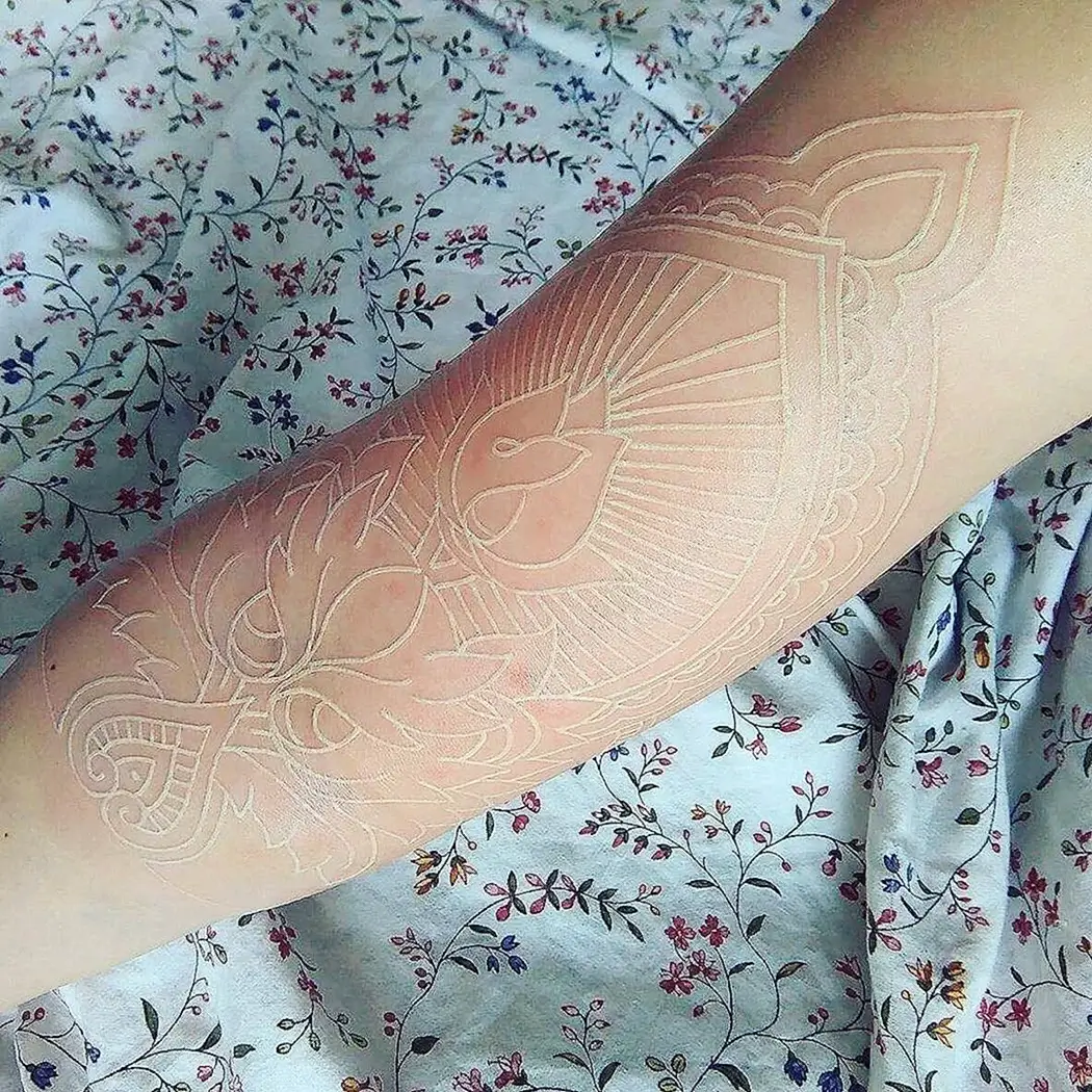 Тату белой краской