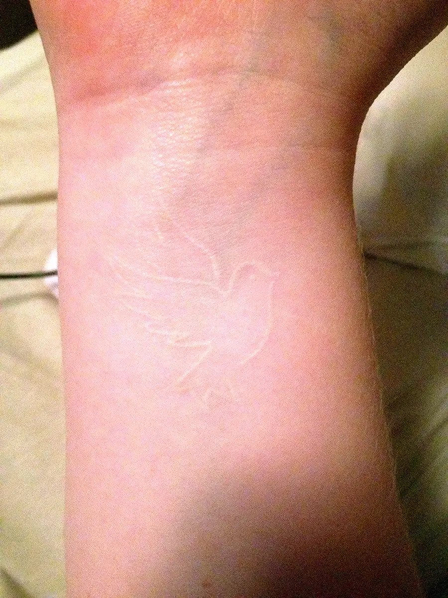 Белые тату для девушек на запястье