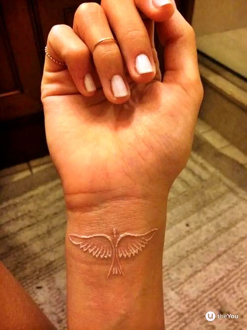 Белые тату для девушек на запястье