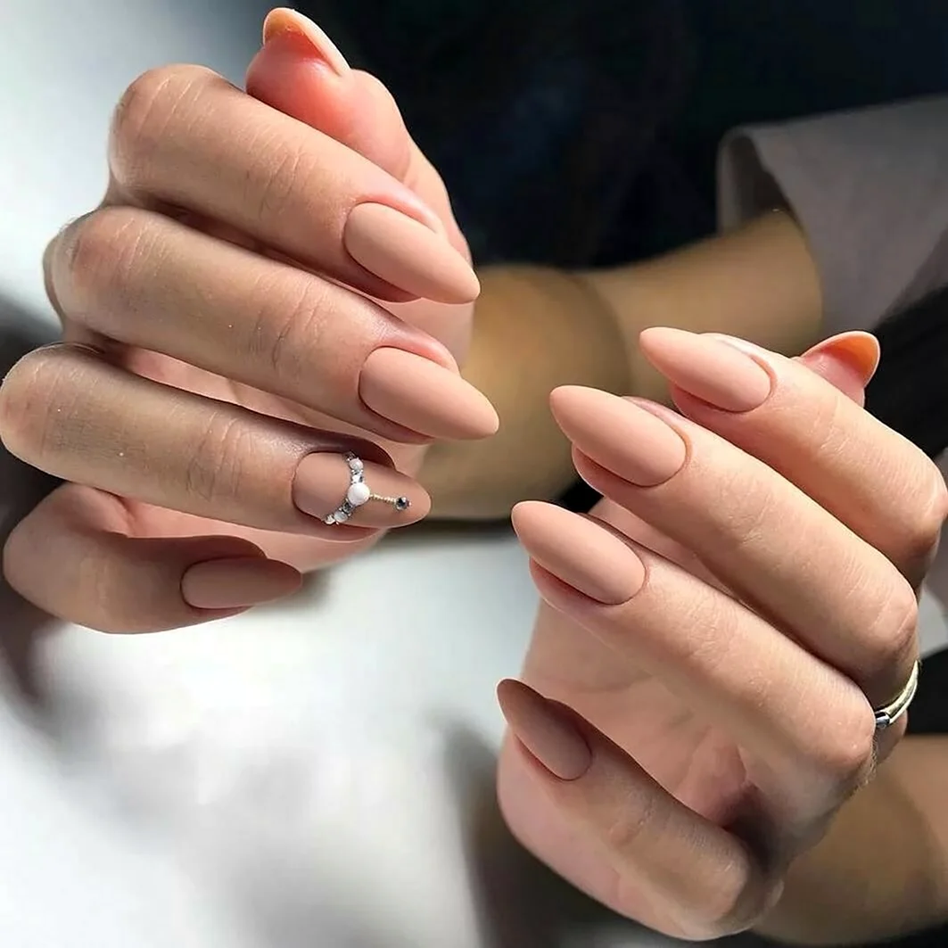 Нюдовый маникюр на острый миндаль