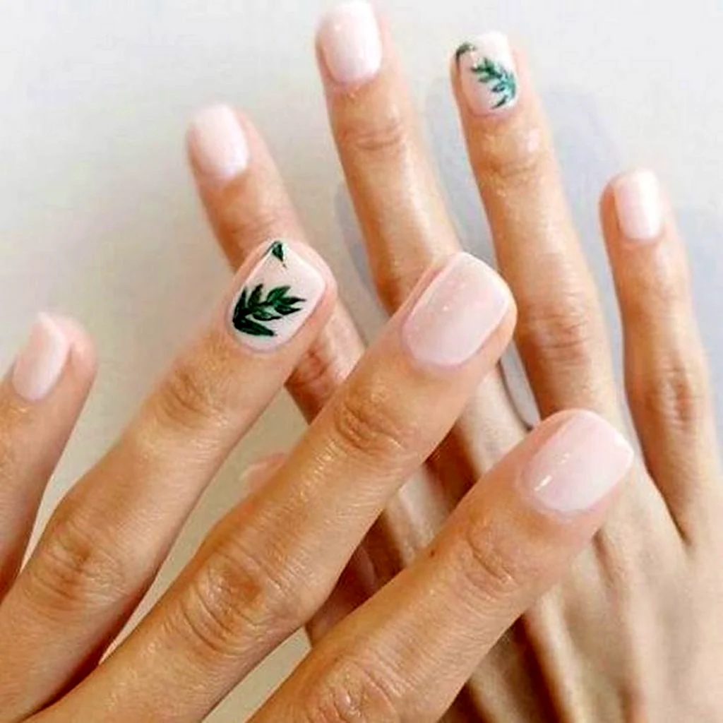Маникюр нюд с листьями