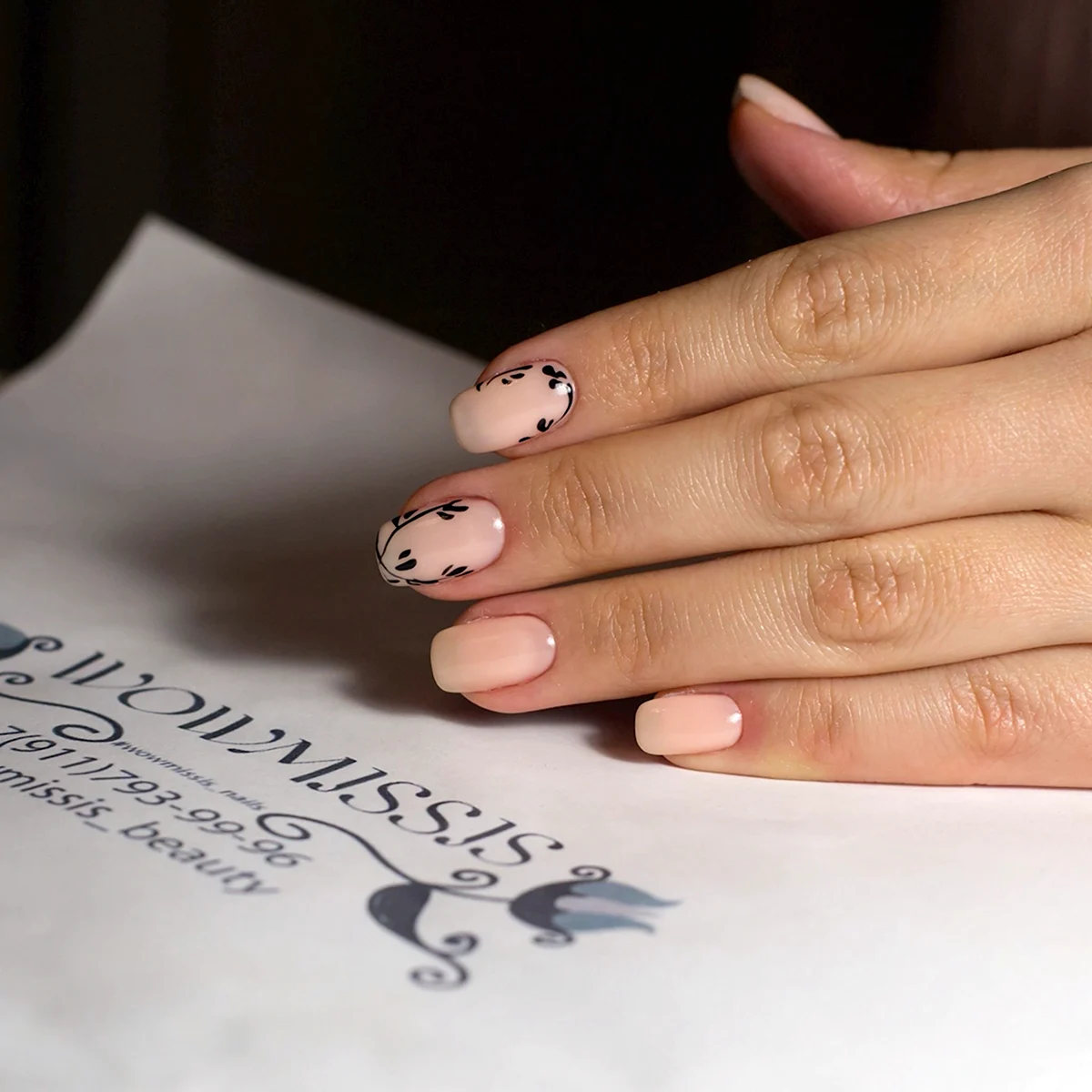 Маникюр бежевый с рисунком