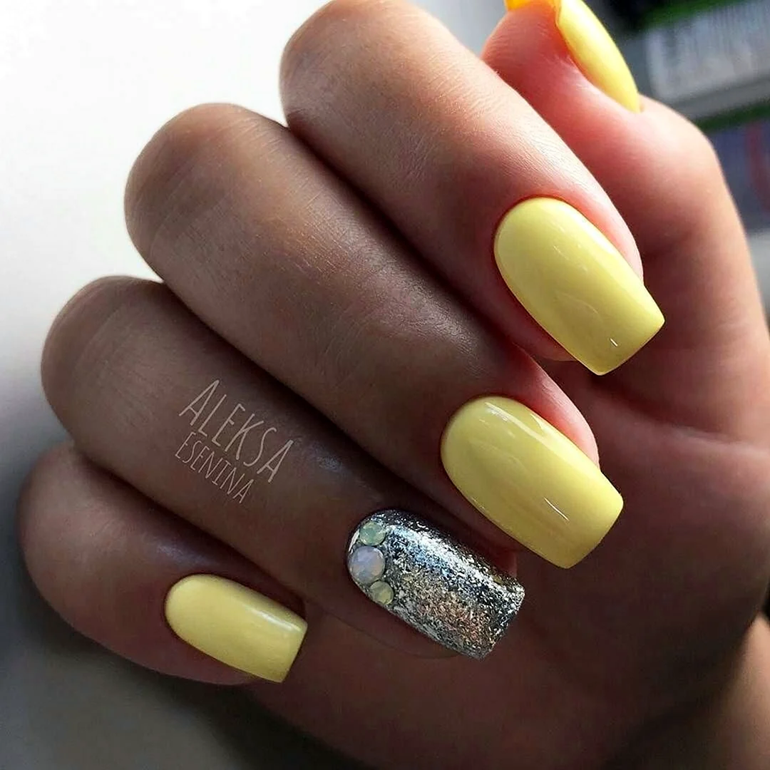 Пастельно желтый маникюр