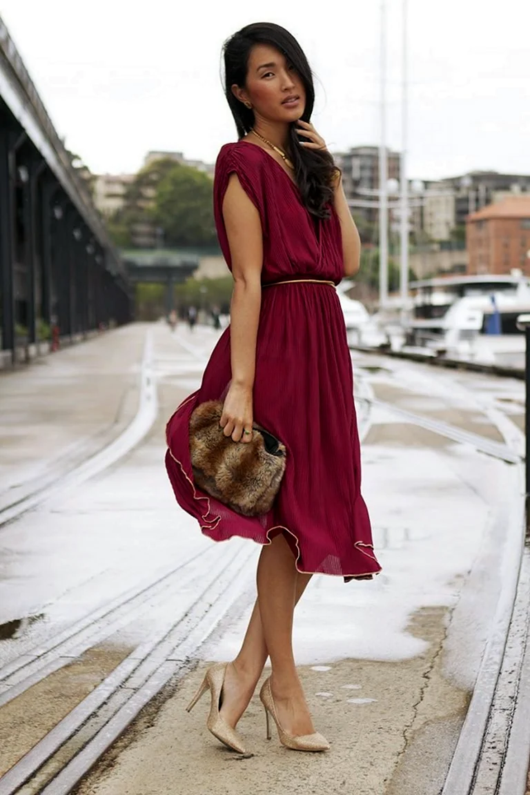 Бордовое платье с бежевыми туфлями