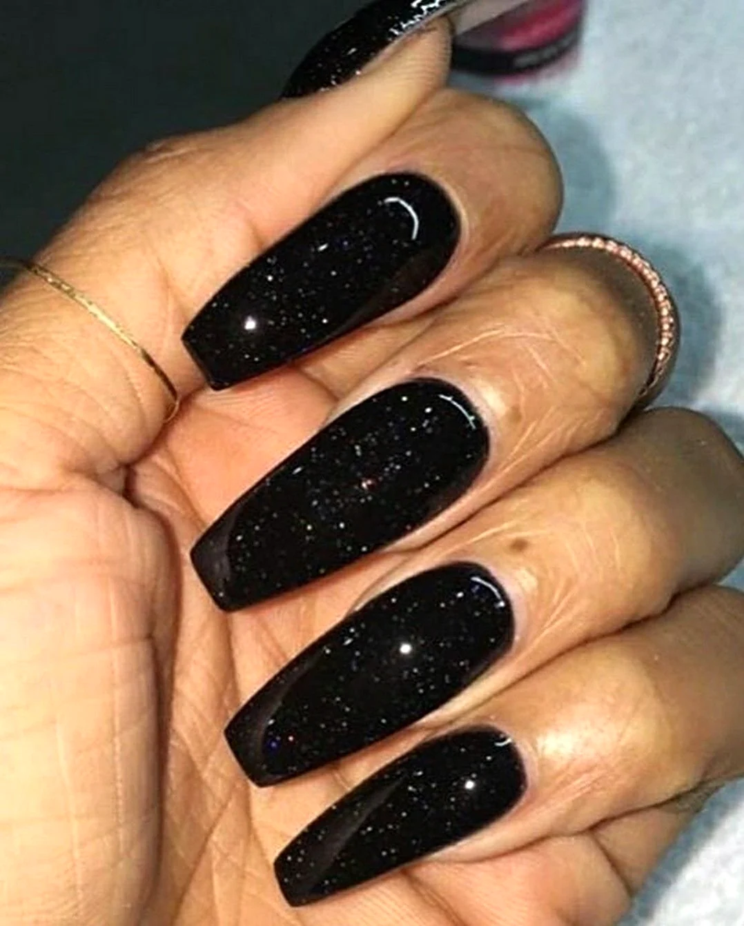 Черные ногти с блестками длинные