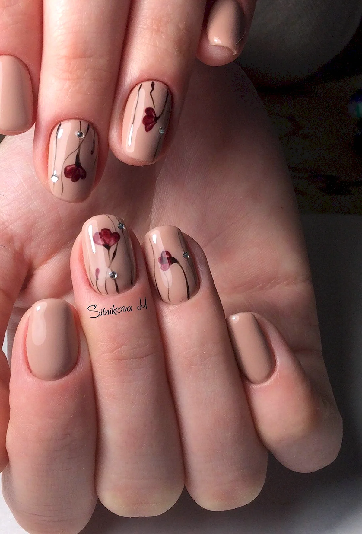 Бежевый маникюр с цветами