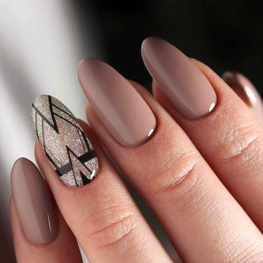 Нюдовый маникюр с геометрией миндаль