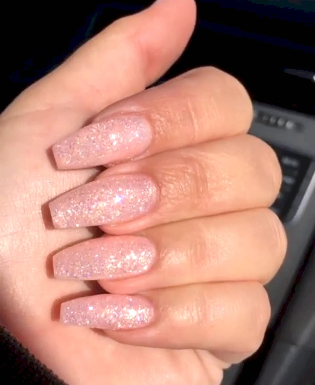 Маникюр телесный с блестками