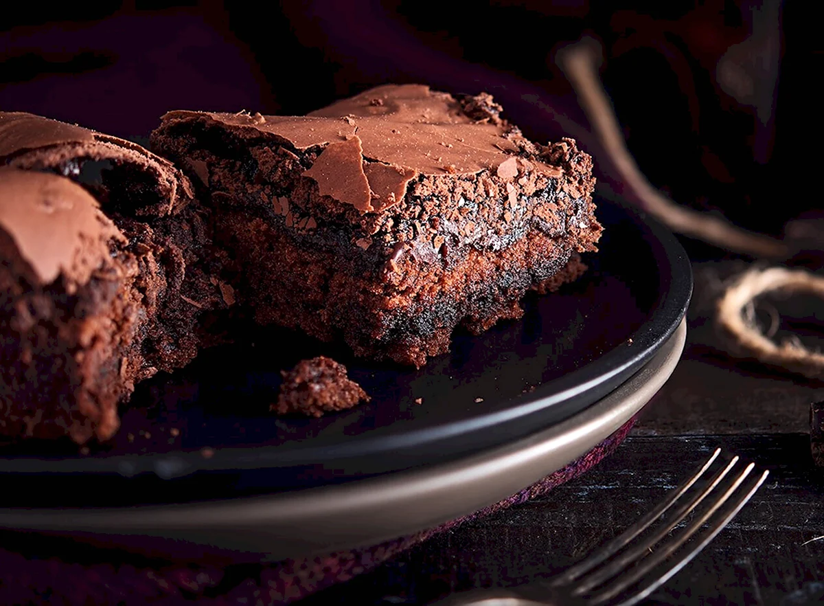 Брауни на черном фоне