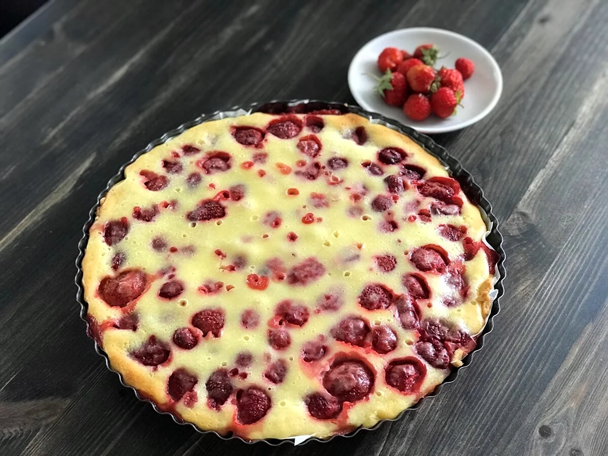 Заливной пирог с клубникой