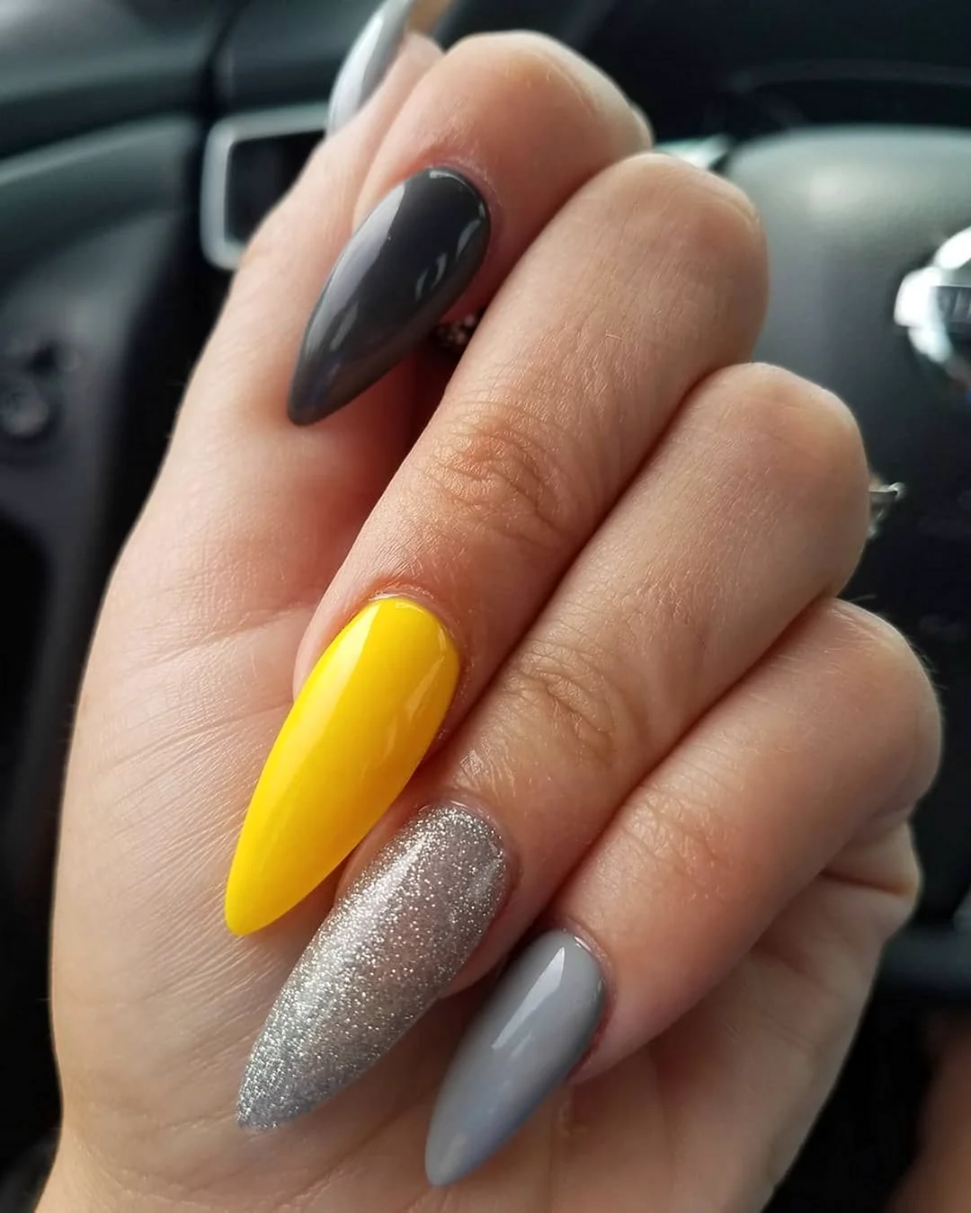 Маникюр серый с желтым