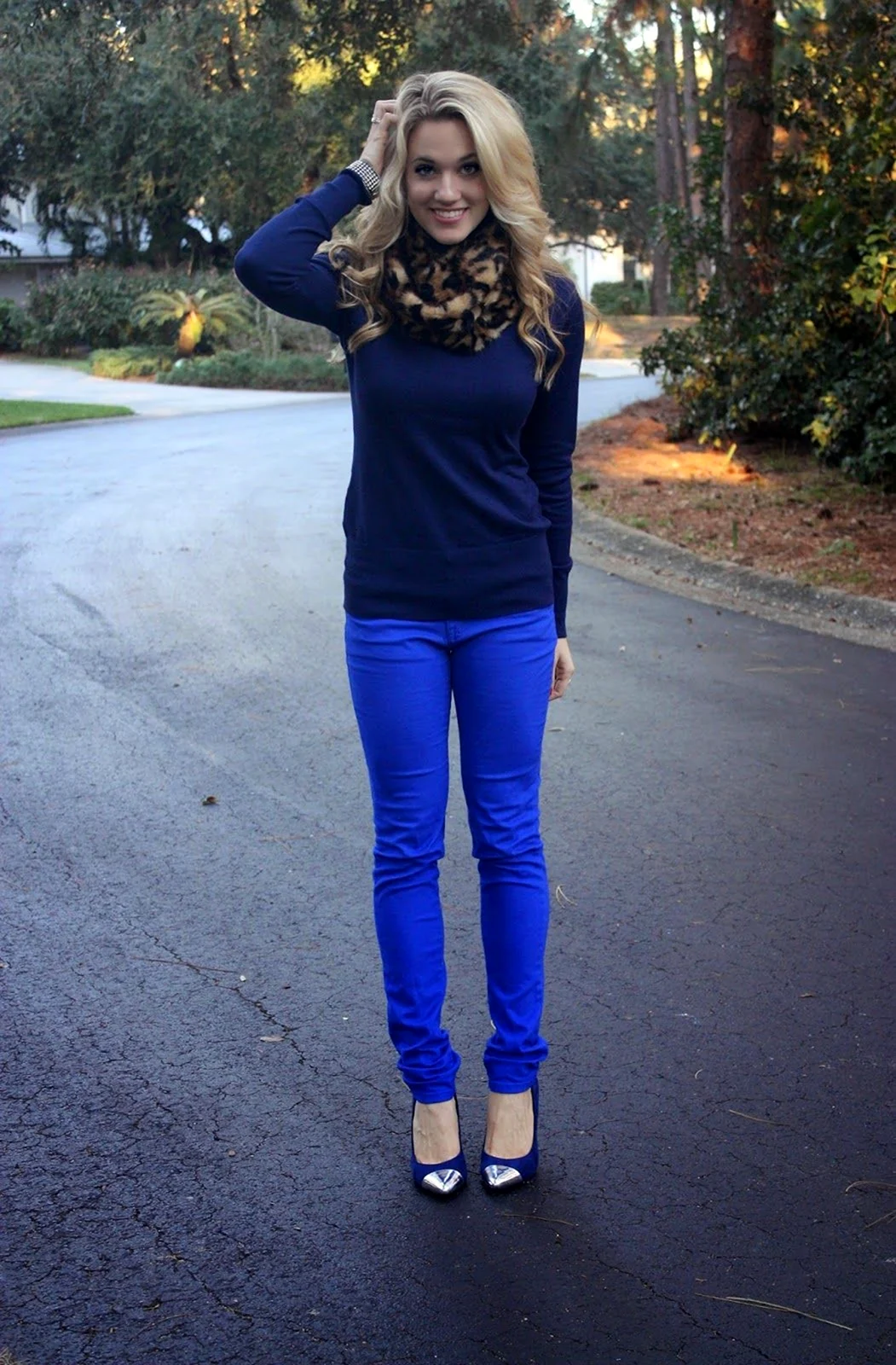 Девушка в синих штанах