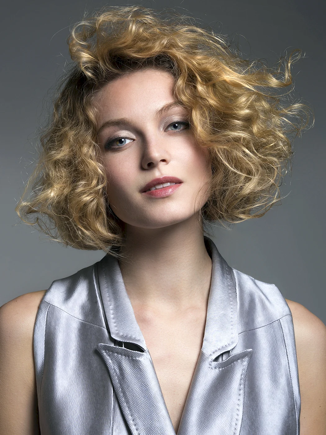 Стрижка Боб Гарсон на середнє волосся хвилясте