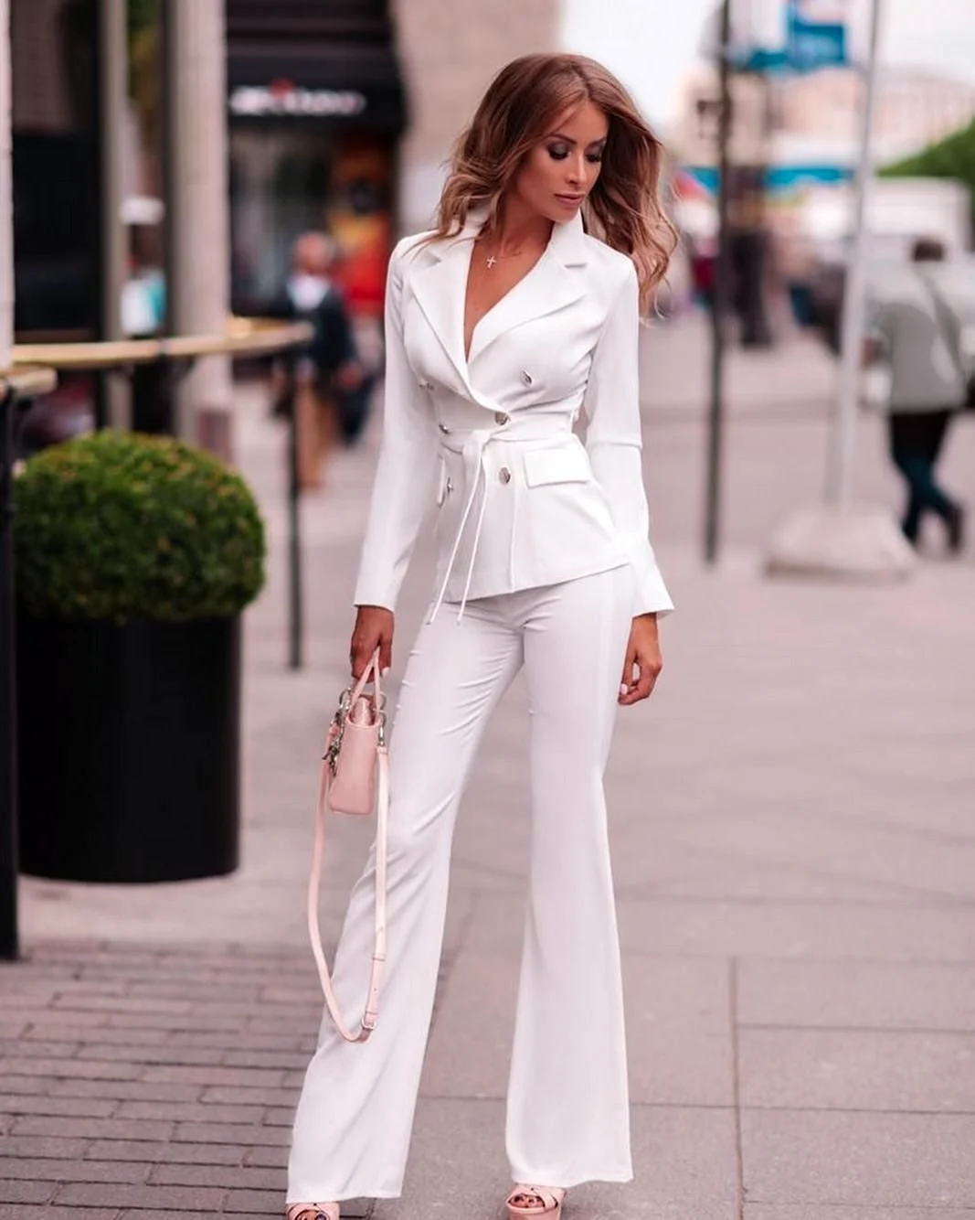 Белый костюм женский брючный палаццо