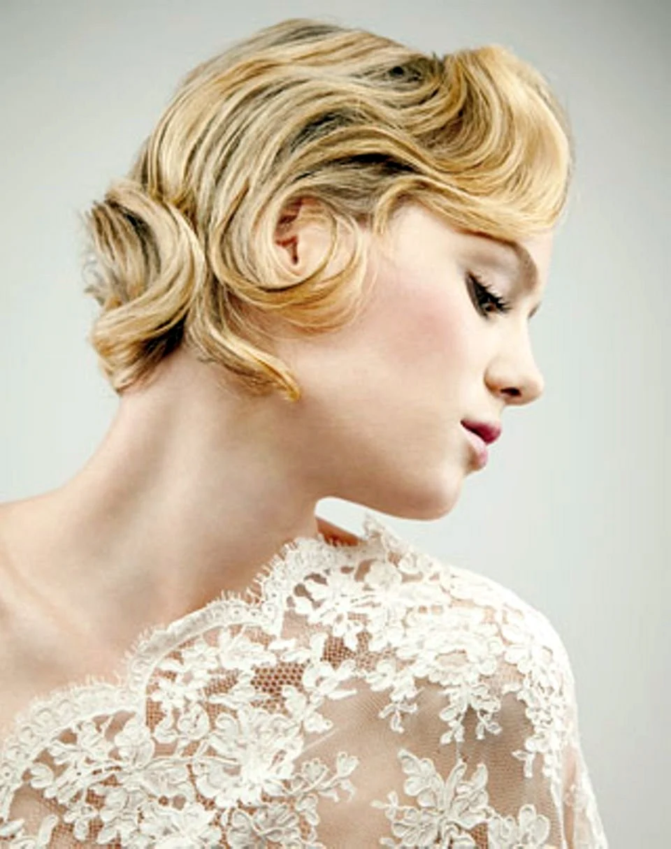 Святкова зачіска на коротку стрижку