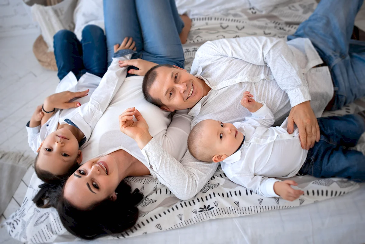 Семейная фотосессия в белом