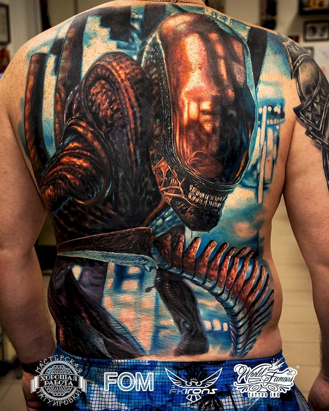 Тату чужого на спине