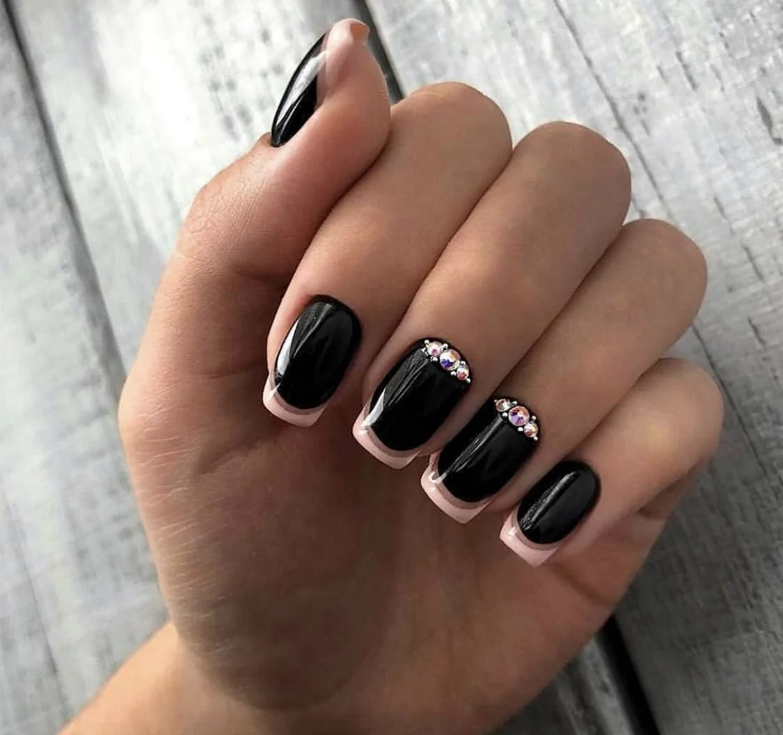 Темный маникюр