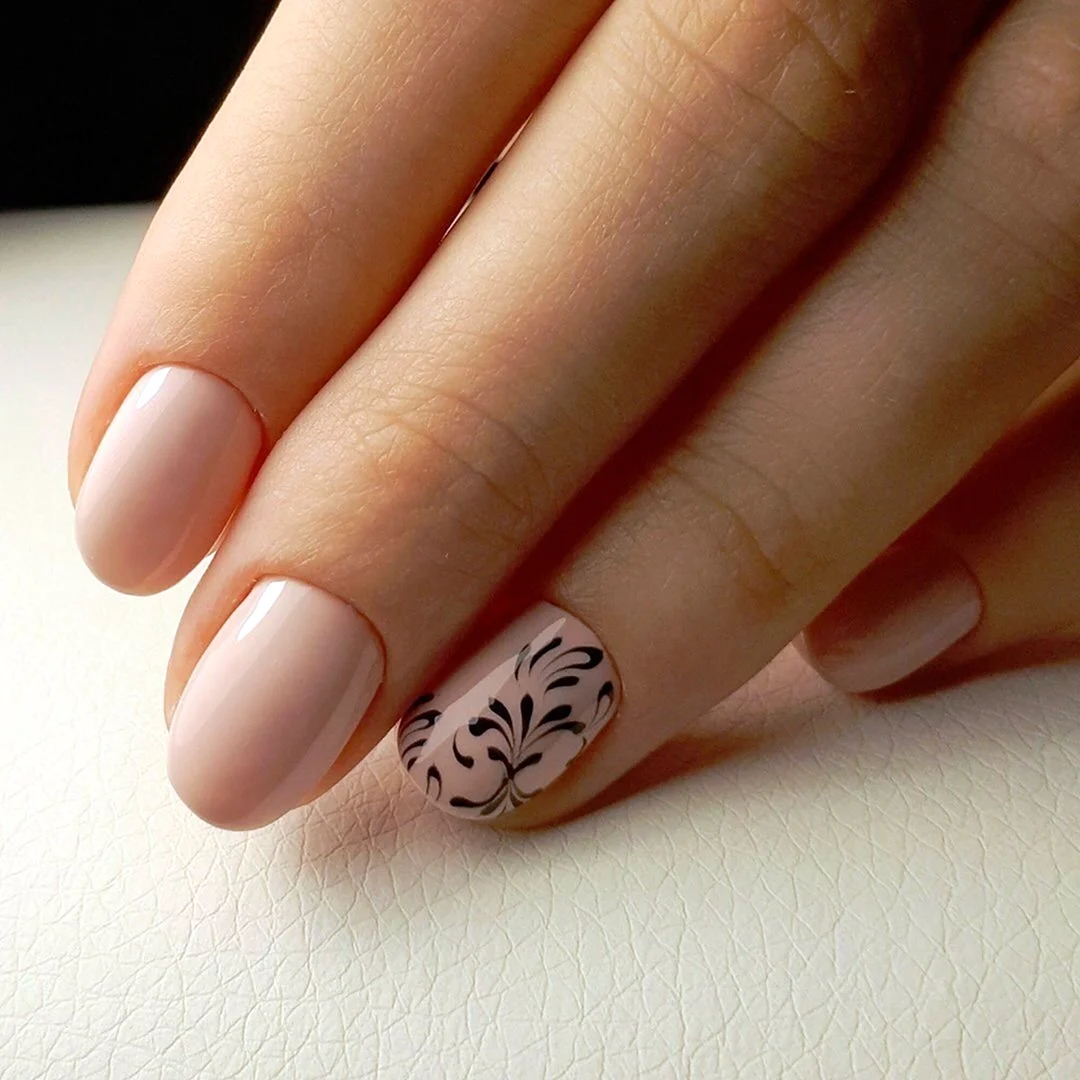 Ногти бежевые с рисунком