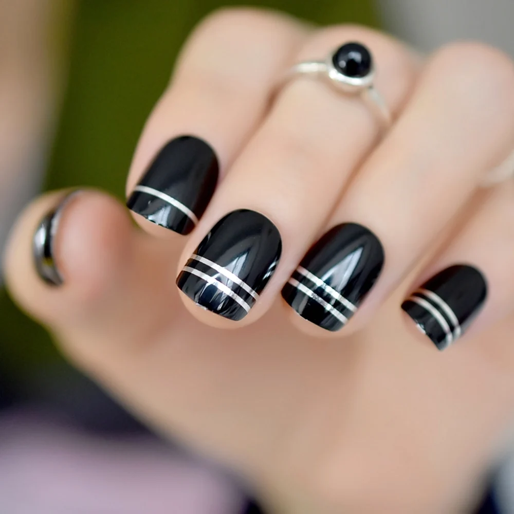 Маникюр с черными полосками