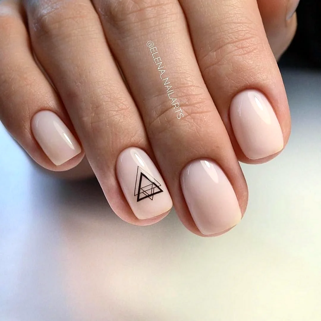 Нюдовый маникюр на короткие ногти 2020