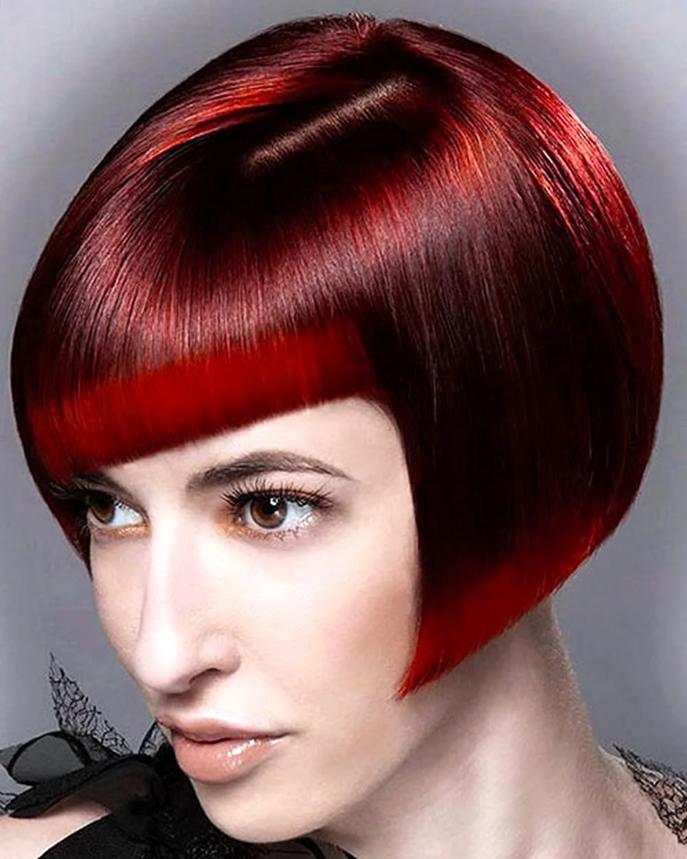 Червоне волосся каре з чубчиком