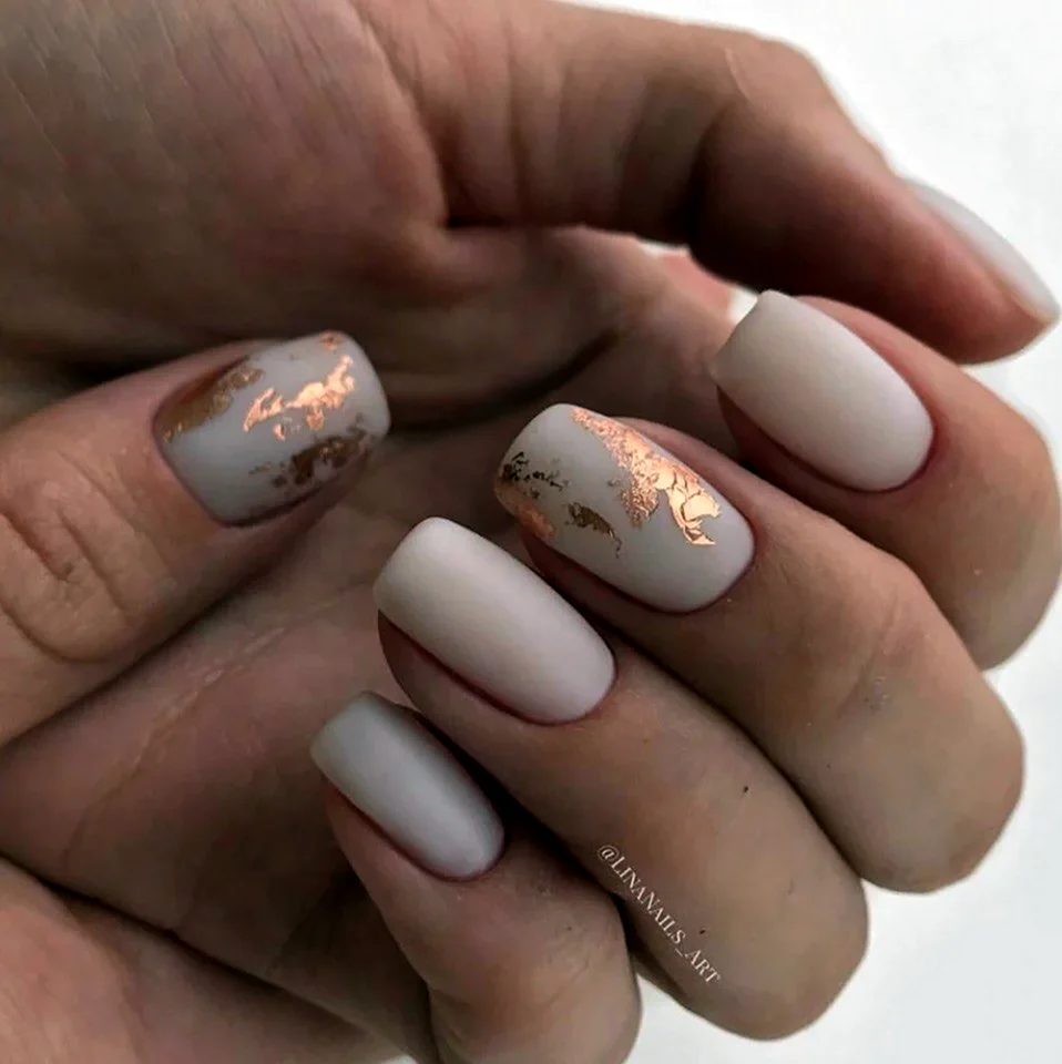 Нюдовый молочный маникюр 2021