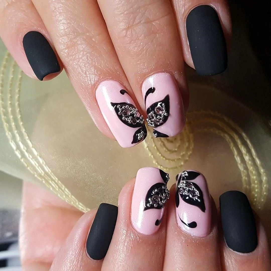 Маниккюрчерный с розовым