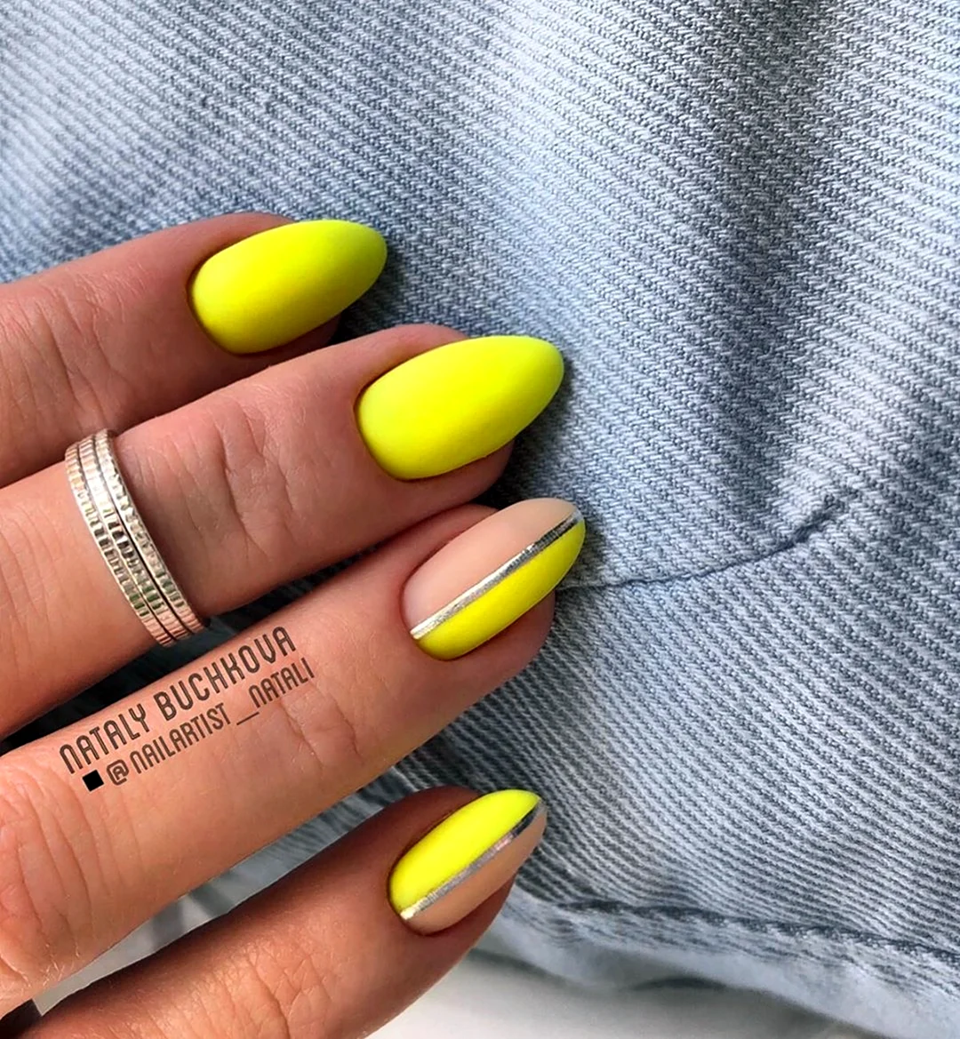 Желтые матовые ногти