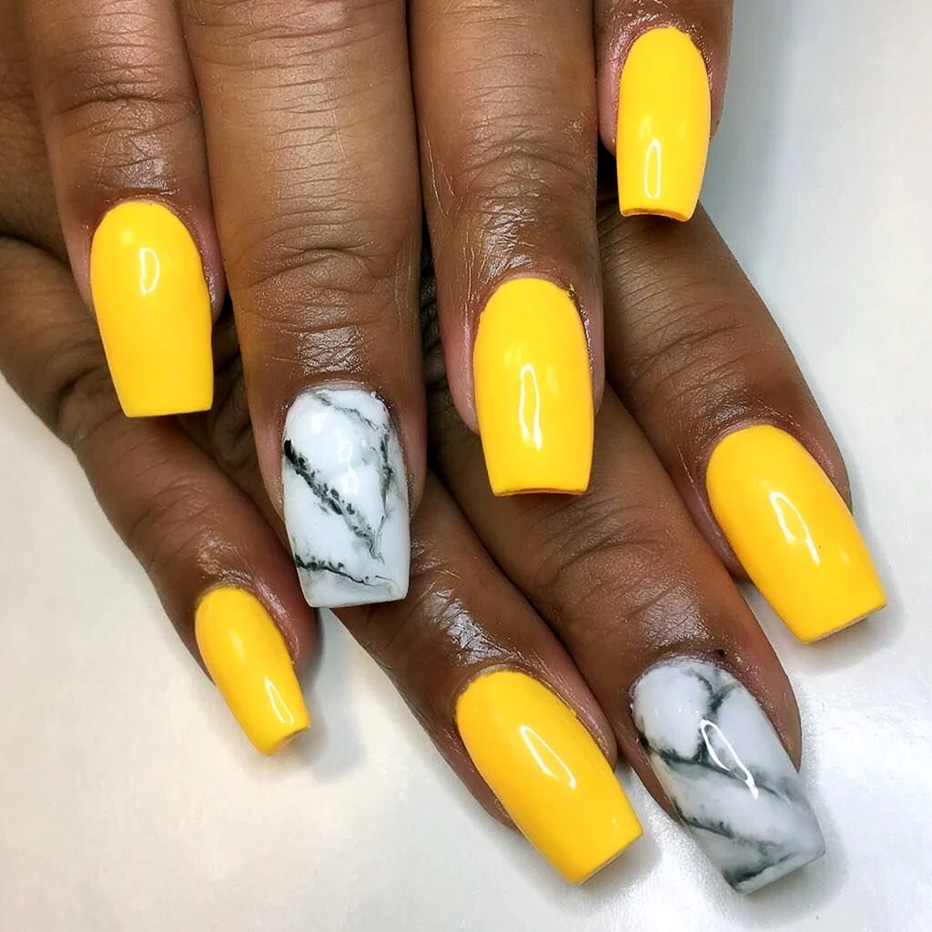Жёлтые ногти маникюр квадрат