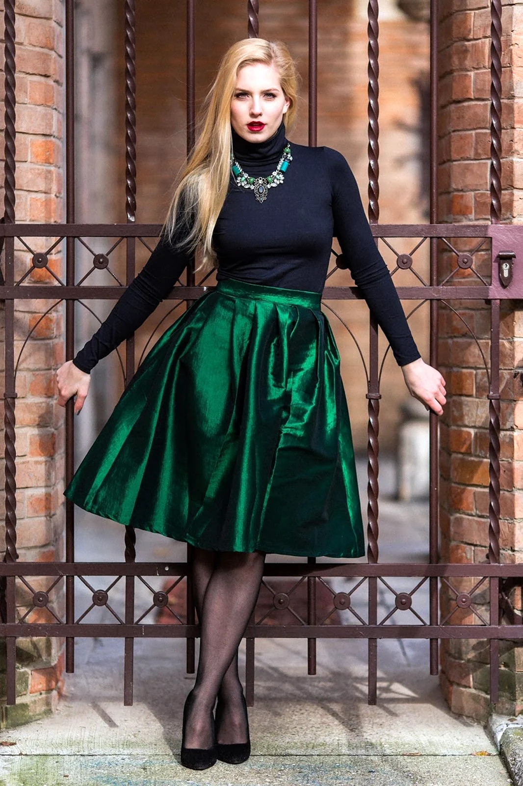 Юбка атласная миди изумруд