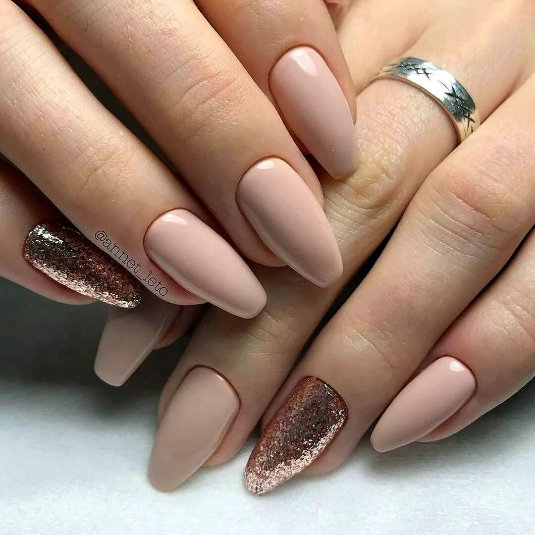 Нюдовый маникюр миндаль