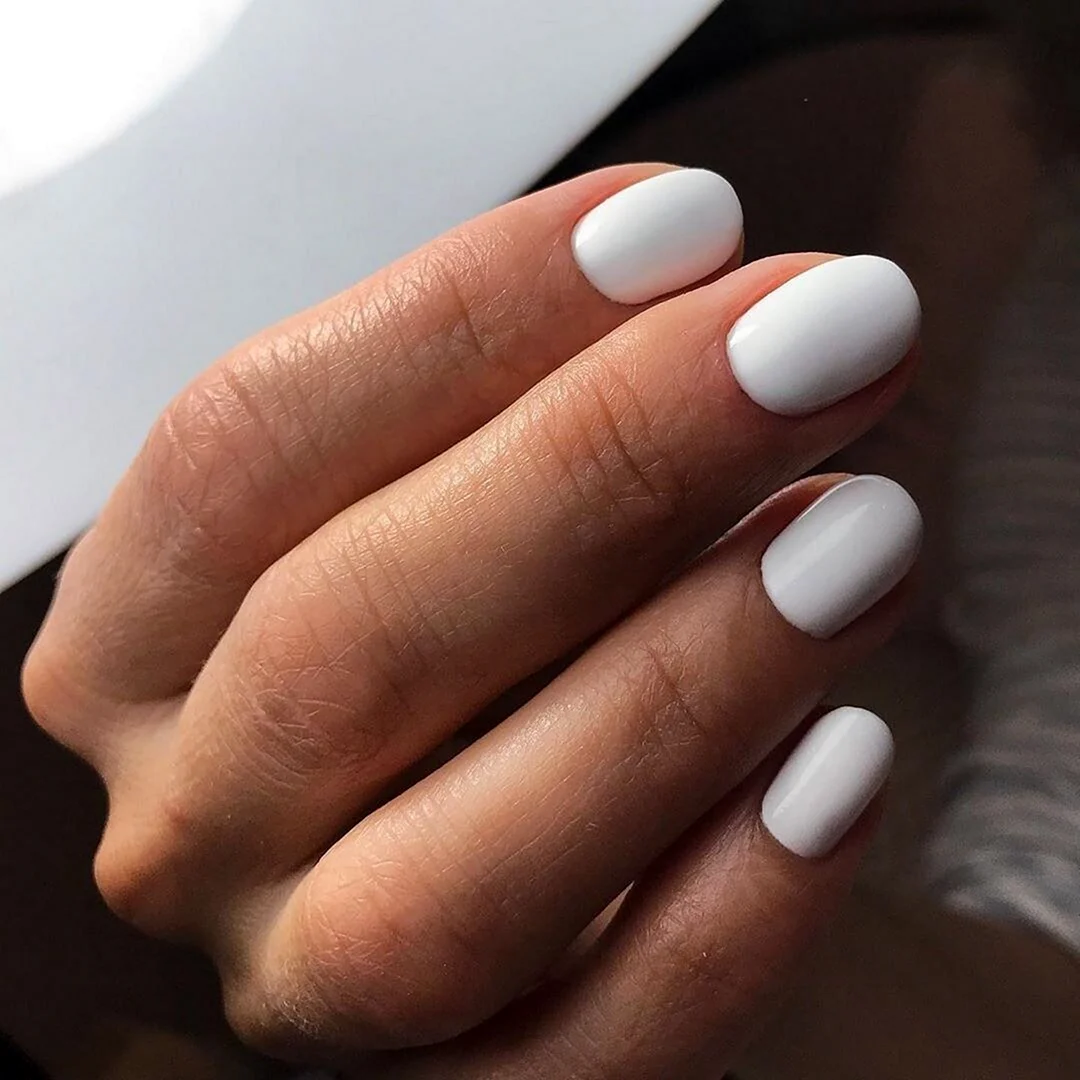 Белый маникюр на короткие ногти