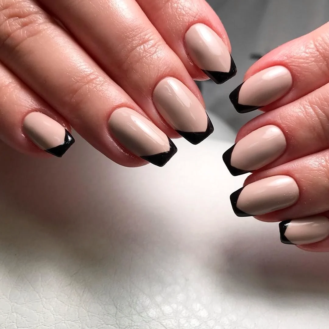 Маникюр черный френч