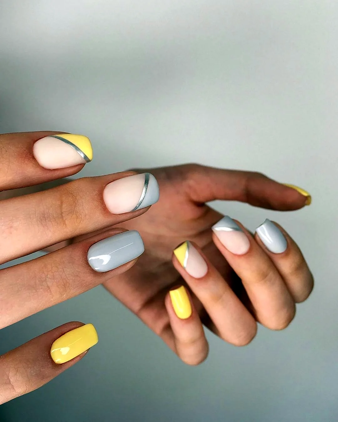 Серо желтый маникюр