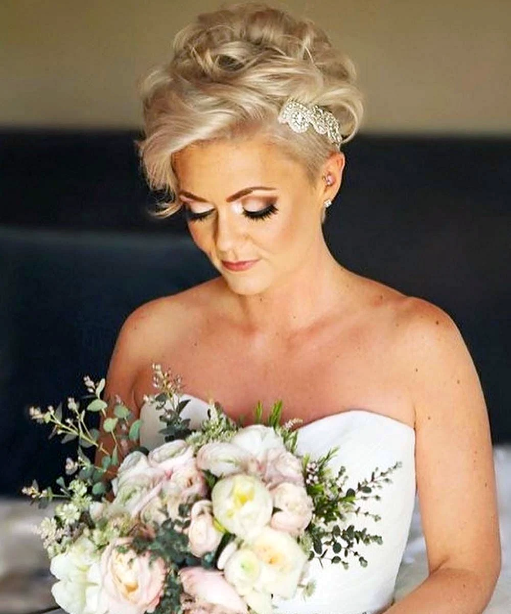 Весільна зачіска на Піксі