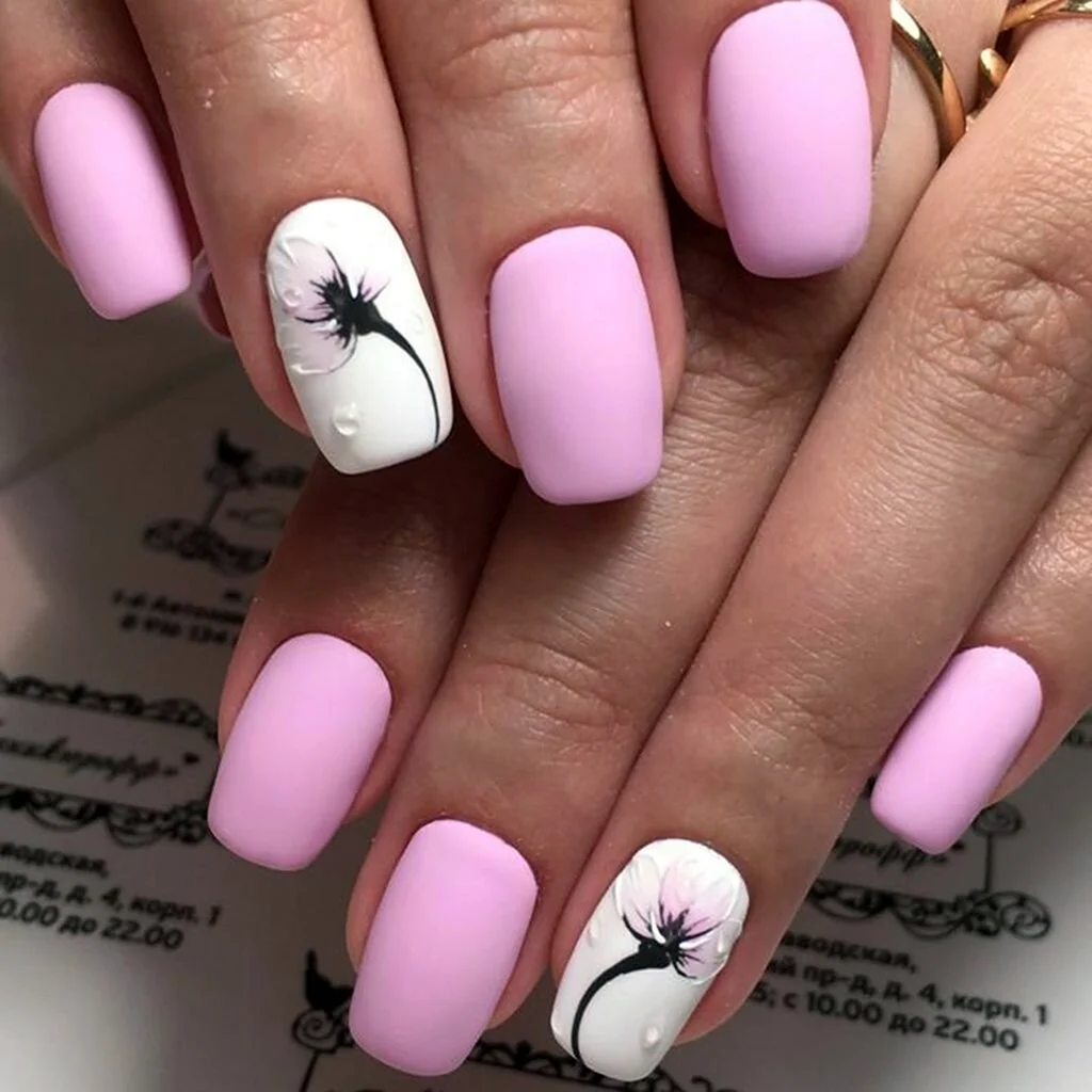 Стильный розовый маникюр