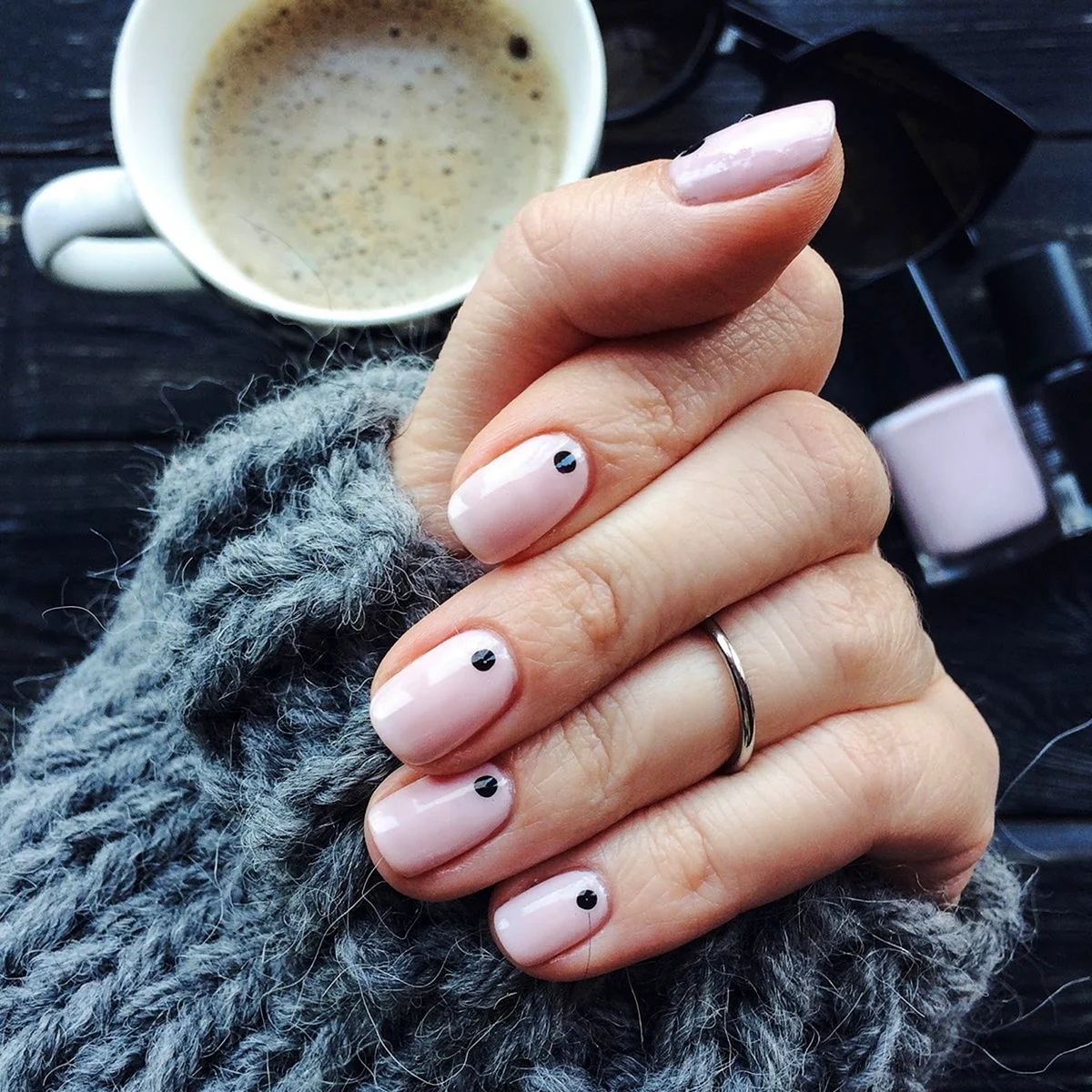 Маникюр с точками