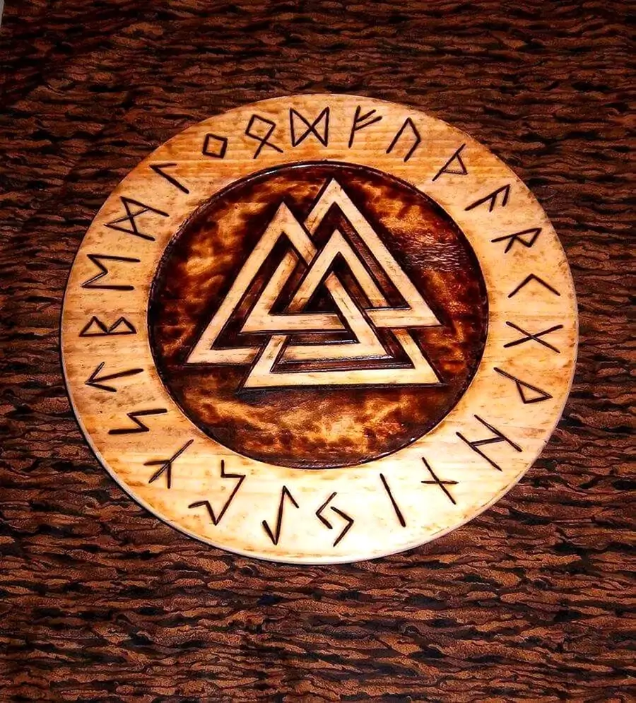 Знак Валькнут в руническом круге