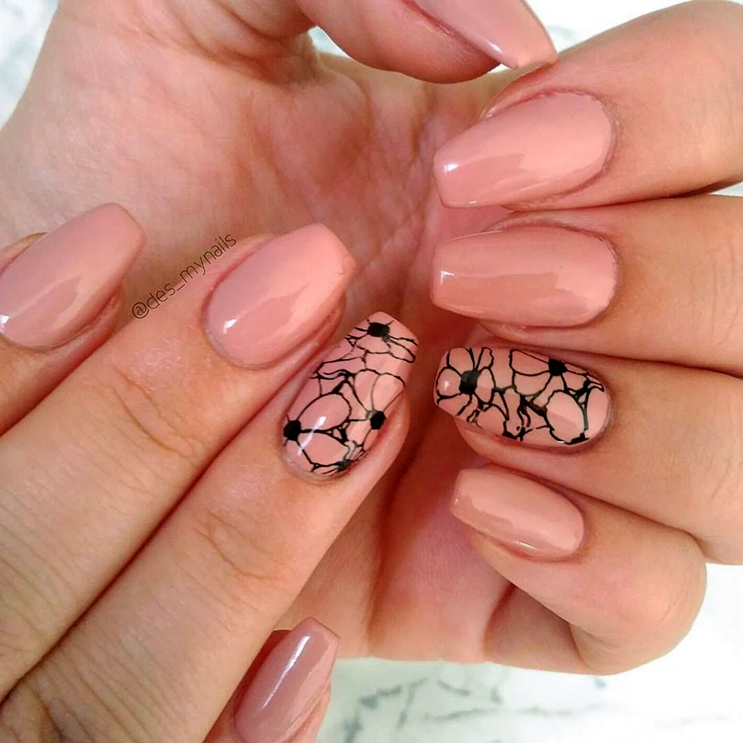 Ногти бежевые с рисунком