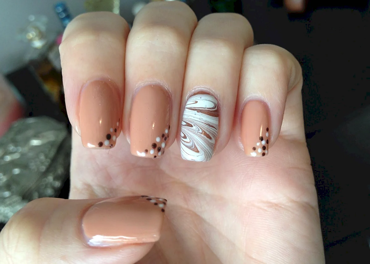 Маникюр бежевого цвета с рисунком