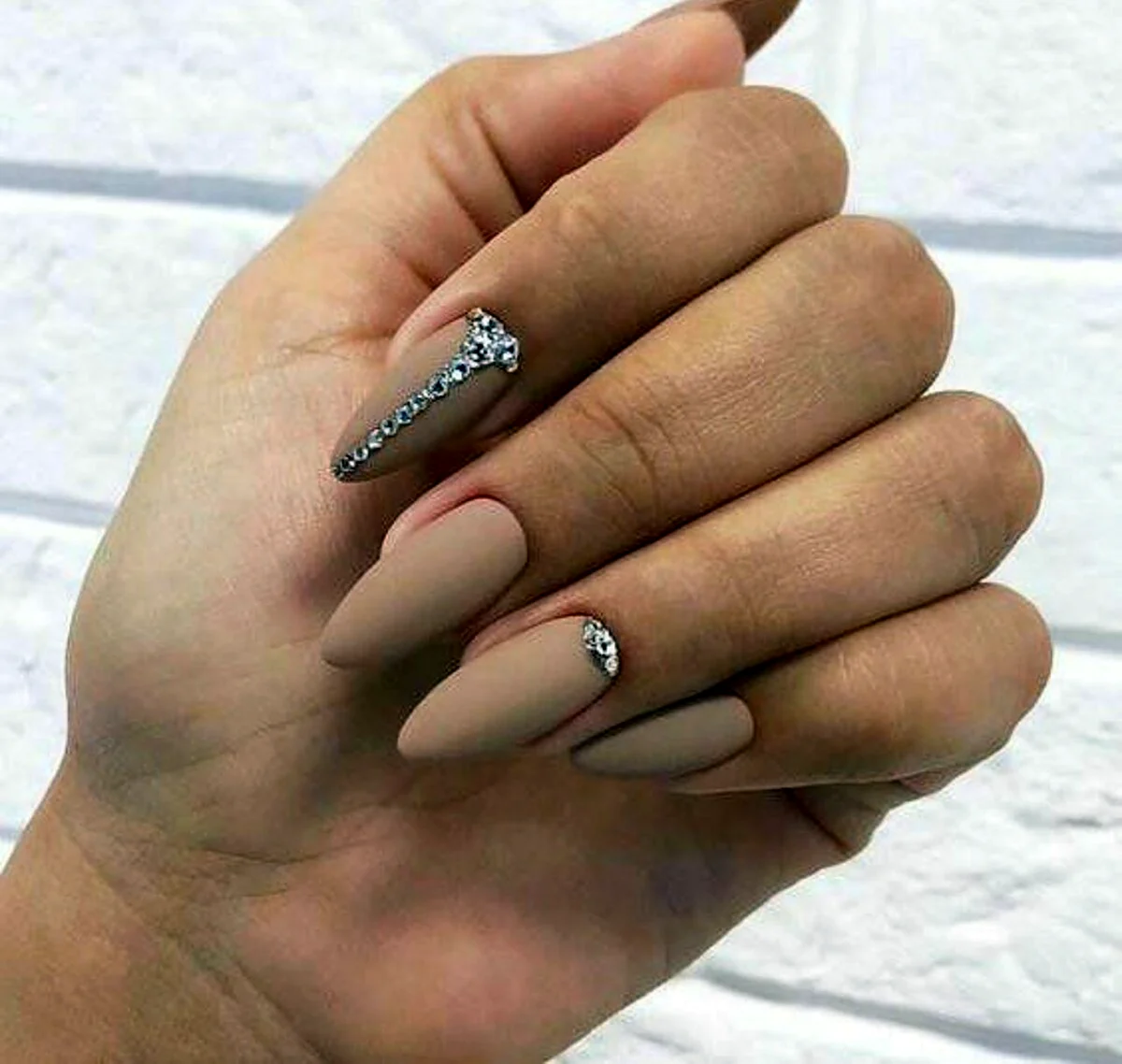 Бежевые ногти со стразами