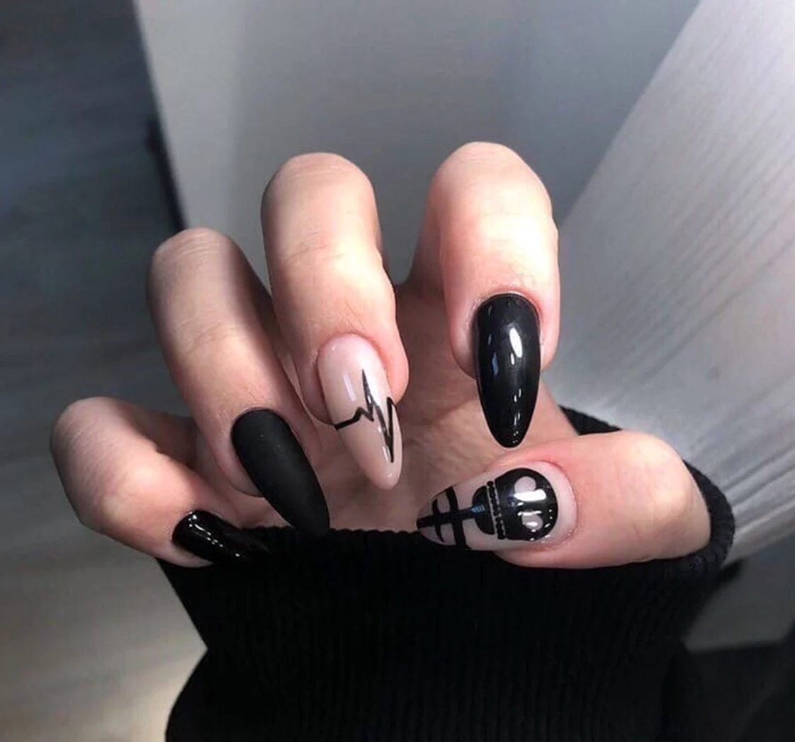 Маникюр с одним черным ногтем