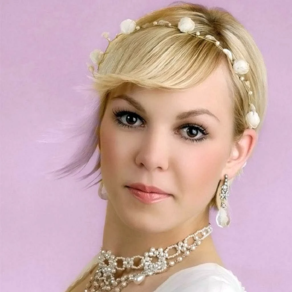 Зачіска на випускний на коротке волосся з чубчиком