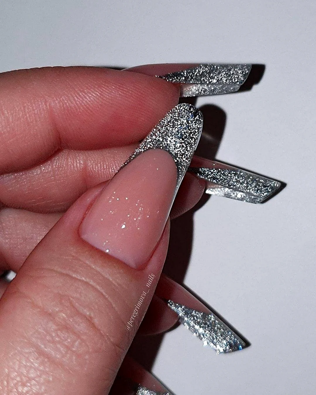 Маникюр со светоотраражающим лаком