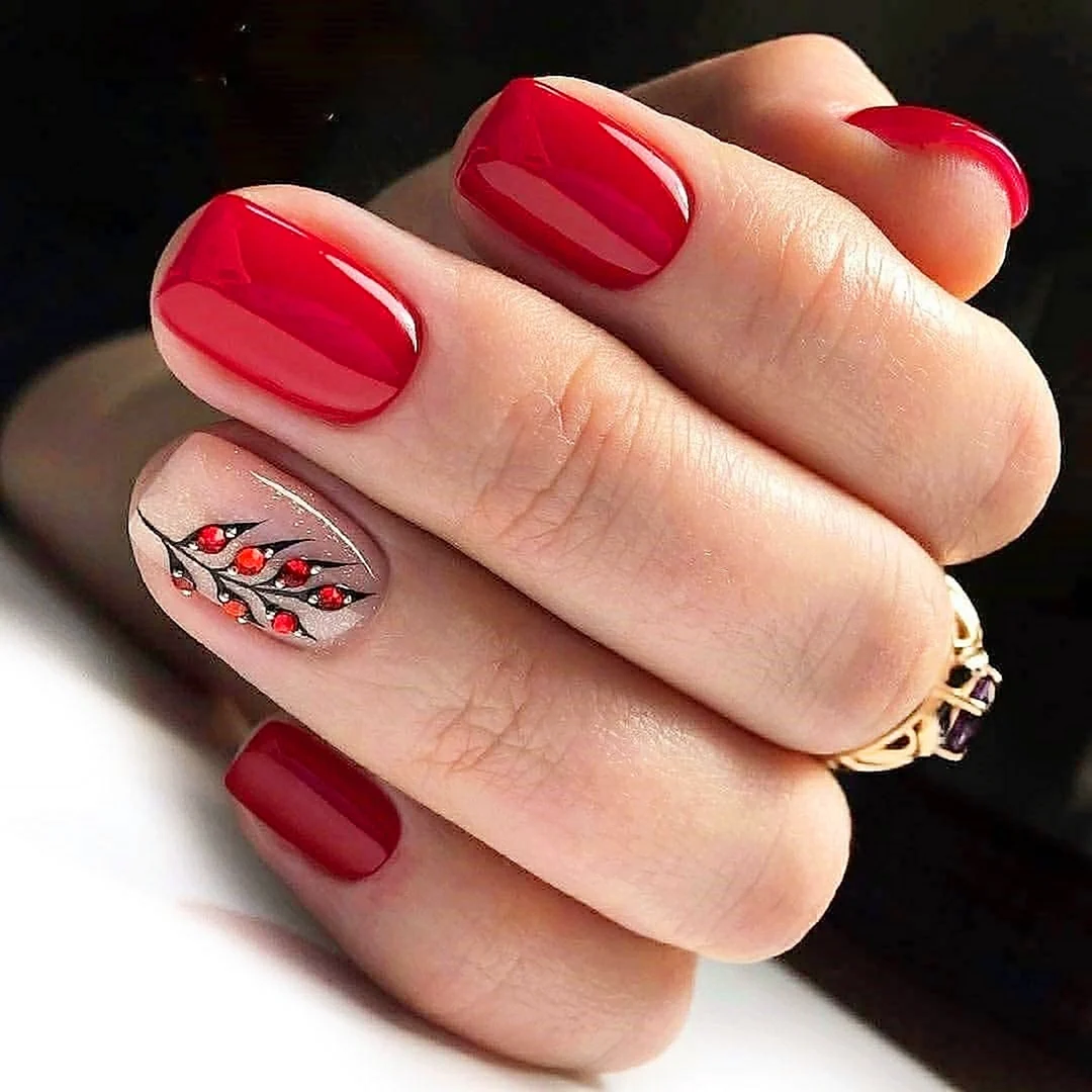 Красный маникюр