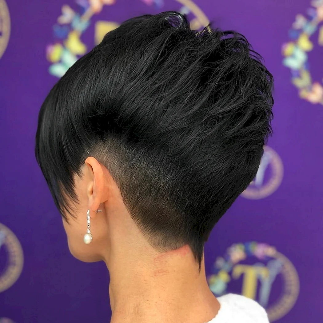 Стрижка Піксі демі Мур