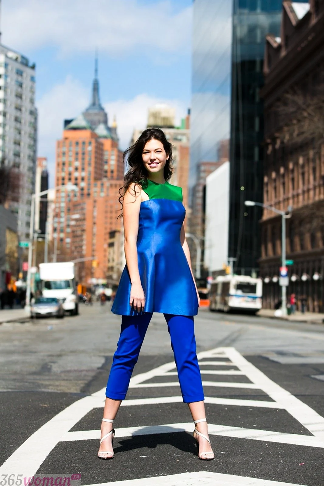 Образы с ярко синими брюками